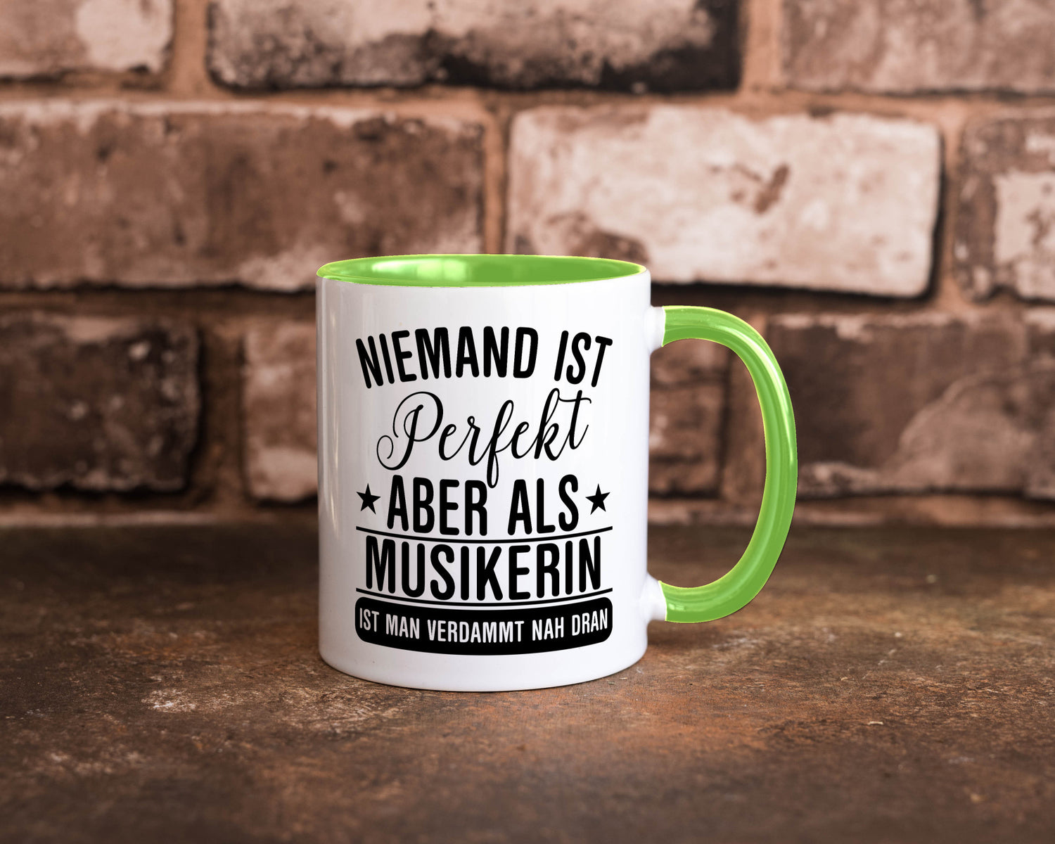Verdammt nah dran: Musikerin | Musik Musikantin Geschenkidee Humor Tasse