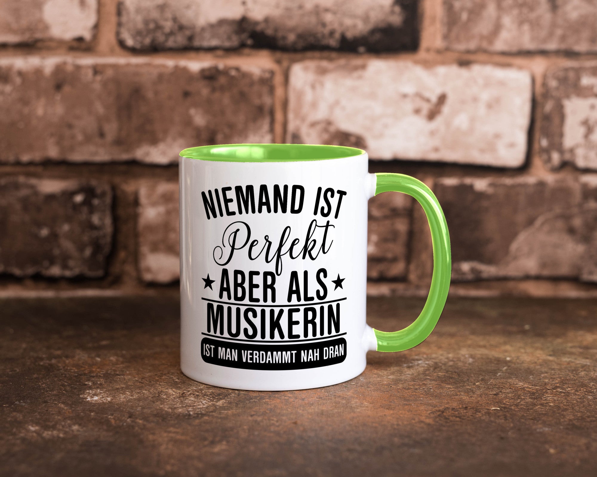 Verdammt nah dran: Musikerin | Musik Musikantin Geschenkidee Humor Tasse