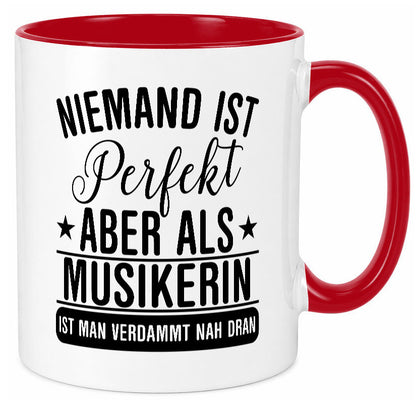 Verdammt nah dran: Musikerin | Musik Musikantin Geschenkidee Humor Tasse