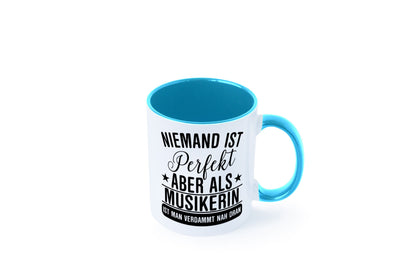 Verdammt nah dran: Musikerin | Musik Musikantin Geschenkidee Humor Tasse