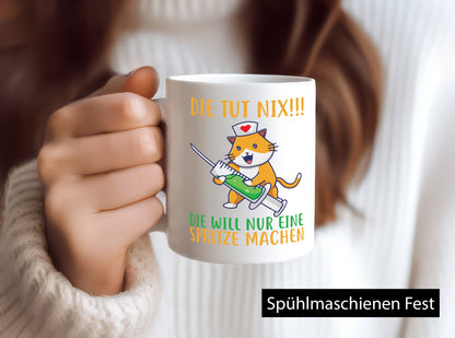 Die tut nix! | Spruch Katze Krankenschwester Humor Tierliebhaber Geschenkidee