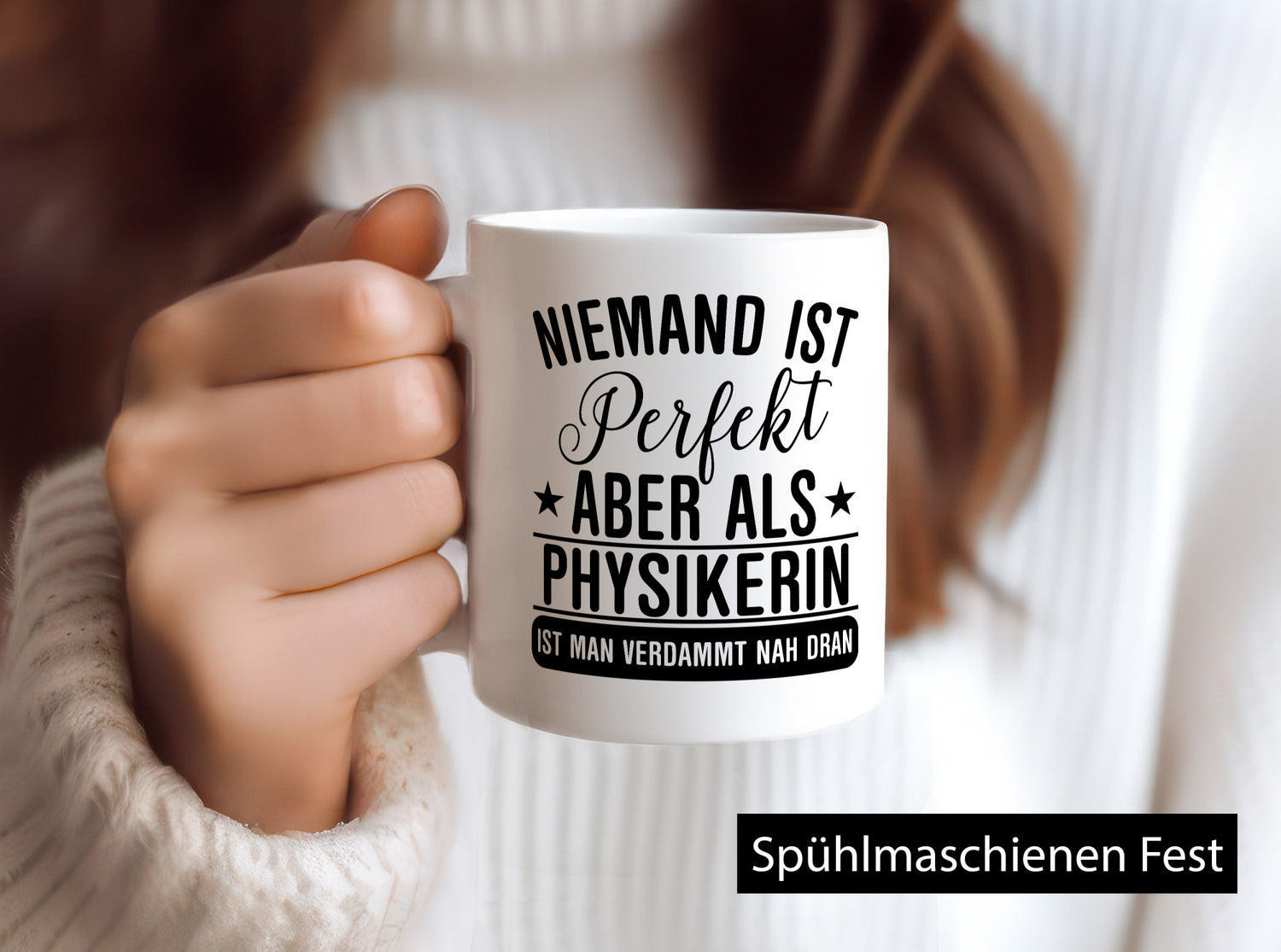 Verdammt nah dran: Physikerin | Physik Geschenkidee Humor Tasse