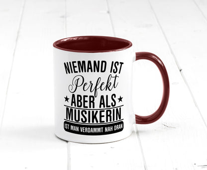 Verdammt nah dran: Musikerin | Musik Musikantin Geschenkidee Humor Tasse