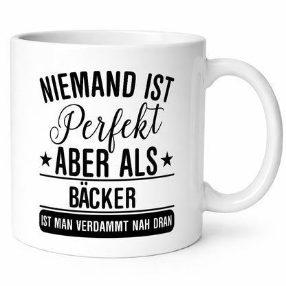 Verdammt nah dran: Bäcker | Bäckerei Backen Konditor Humor Geschenkidee Tasse