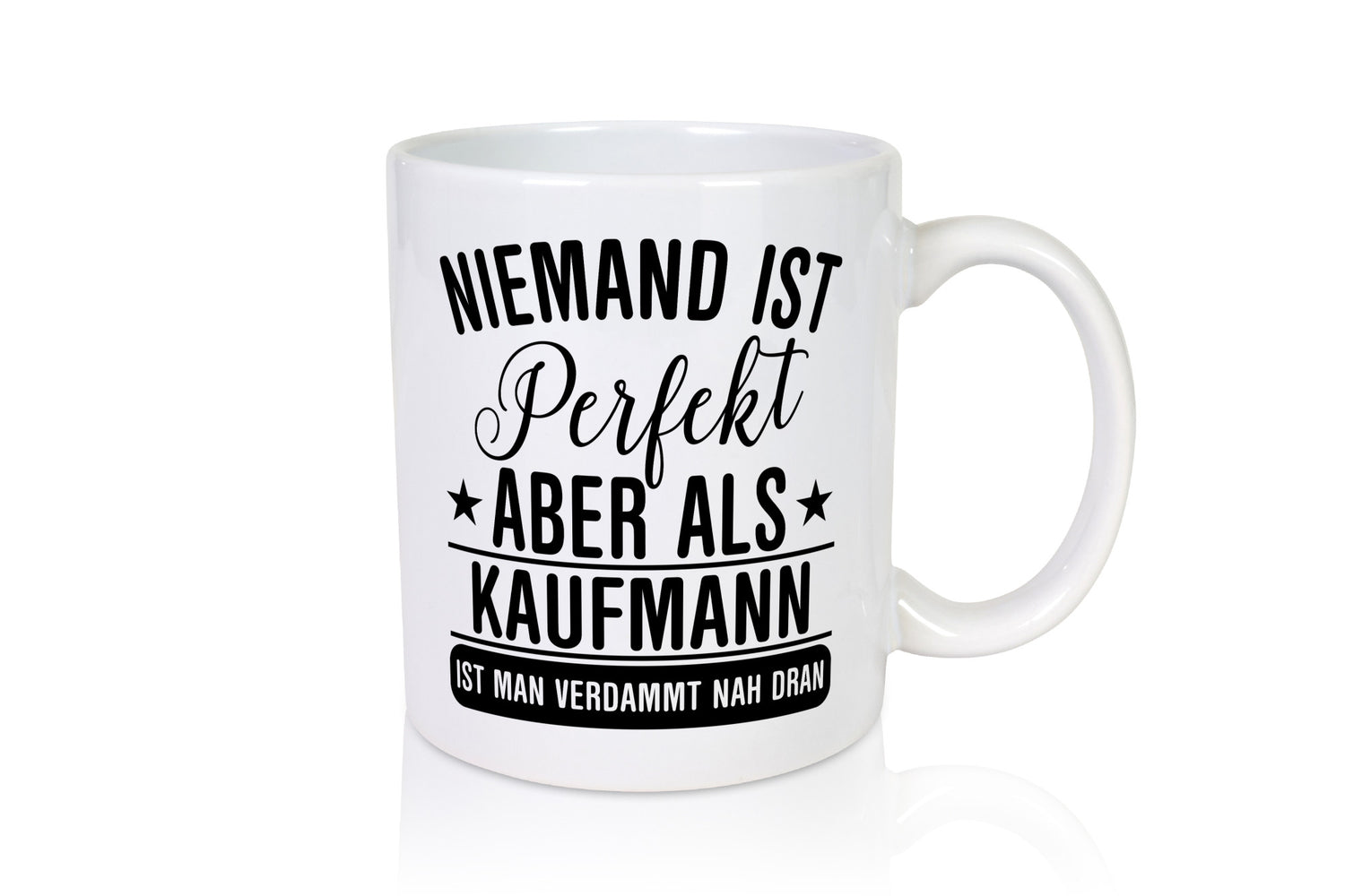 Verdammt nah dran: Kaufmann Kaufmänner lustig Humor Geschenkidee Geschenk Tasse