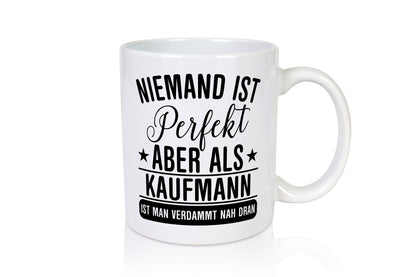 Verdammt nah dran: Kaufmann Kaufmänner lustig Humor Geschenkidee Geschenk Tasse
