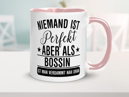 Verdammt nah dran: Bossin | Führungskraft Vorgesetzte Humor Geschenkidee Tasse