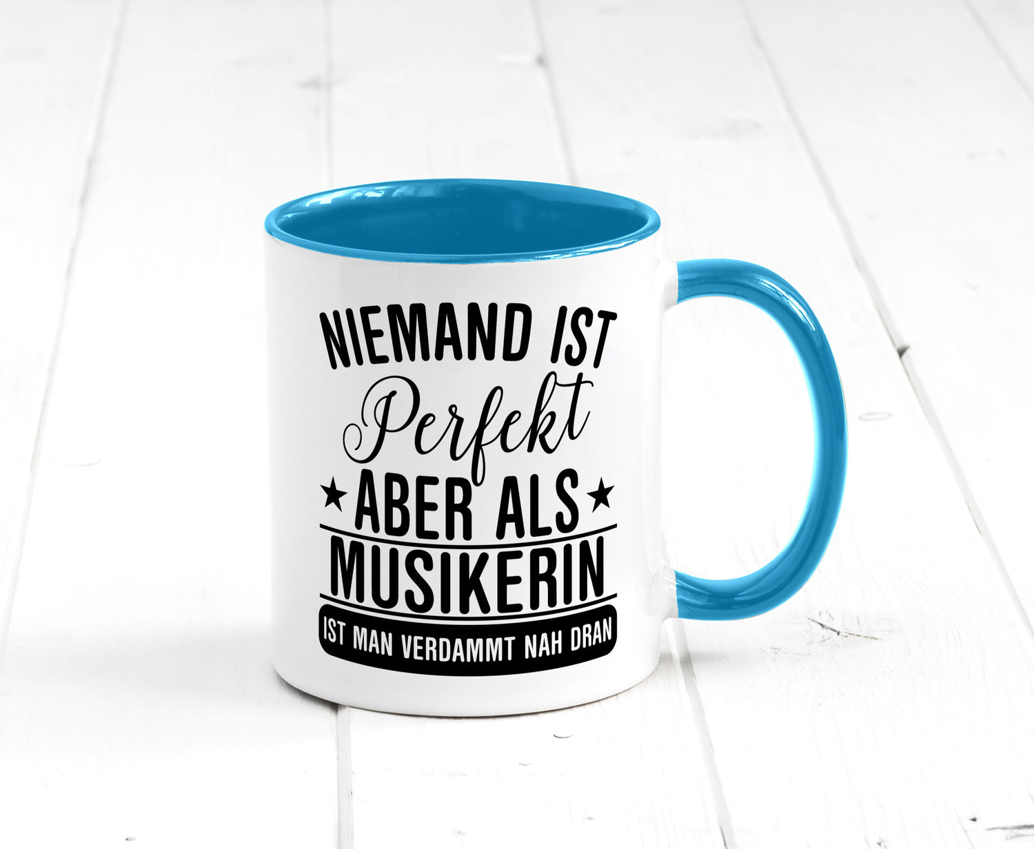 Verdammt nah dran: Musikerin | Musik Musikantin Geschenkidee Humor Tasse