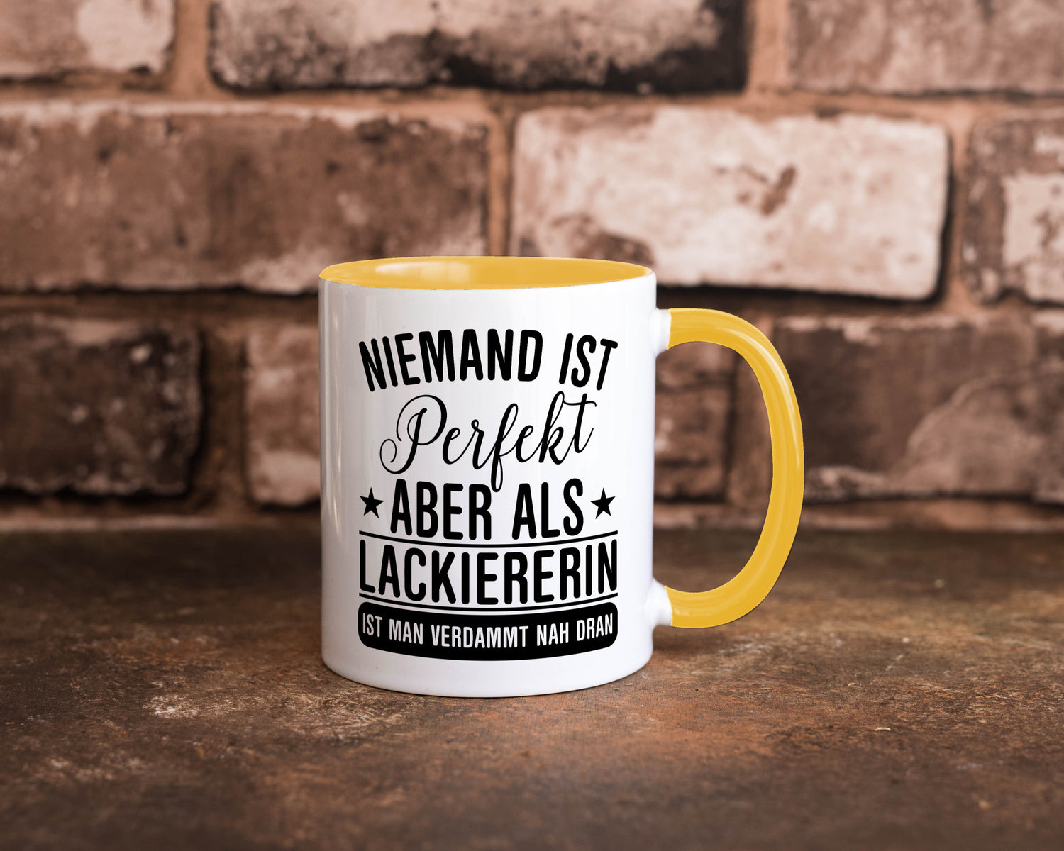 Verdammt nah dran: Lackiererin | lackieren lustiger Spruch Geschenk Humor