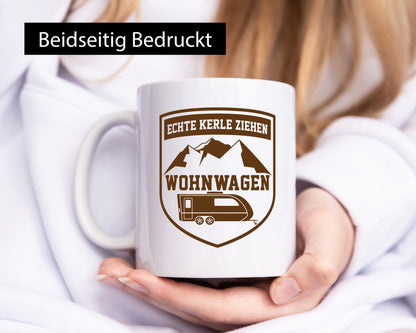 Echte Kerle | Wappen Wohnwagen Humor Geschenkidee Tasse