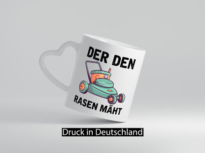 Der den Rasen Mäht | Rasenmäher Geschenkidee Humor Tasse