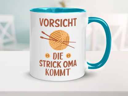 Vorsicht, Strickoma kommt | Wolle Stricknadeln Humor Familie Geschenkidee Tasse