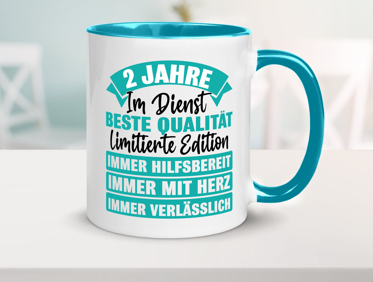 2 Jahre im Dienst | Jubiläum Arbeit v2 Geschenk Kollegen Büro lustiger Spruch Tasse