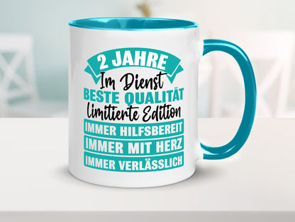 2 Jahre im Dienst | Jubiläum Arbeit v2 Geschenk Kollegen Büro lustiger Spruch Tasse