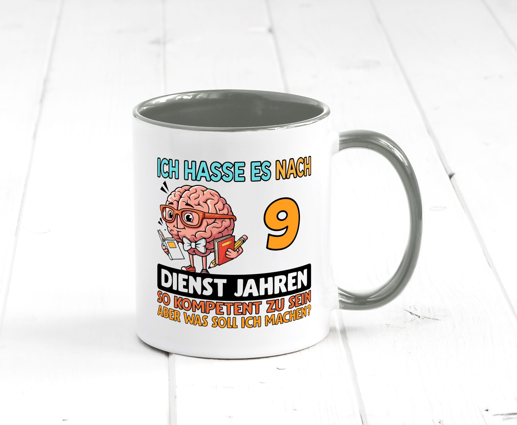 9 Dienstjahre | Arbeit Kompetent Humor Kollegen Büro Geschenkidee Tasse