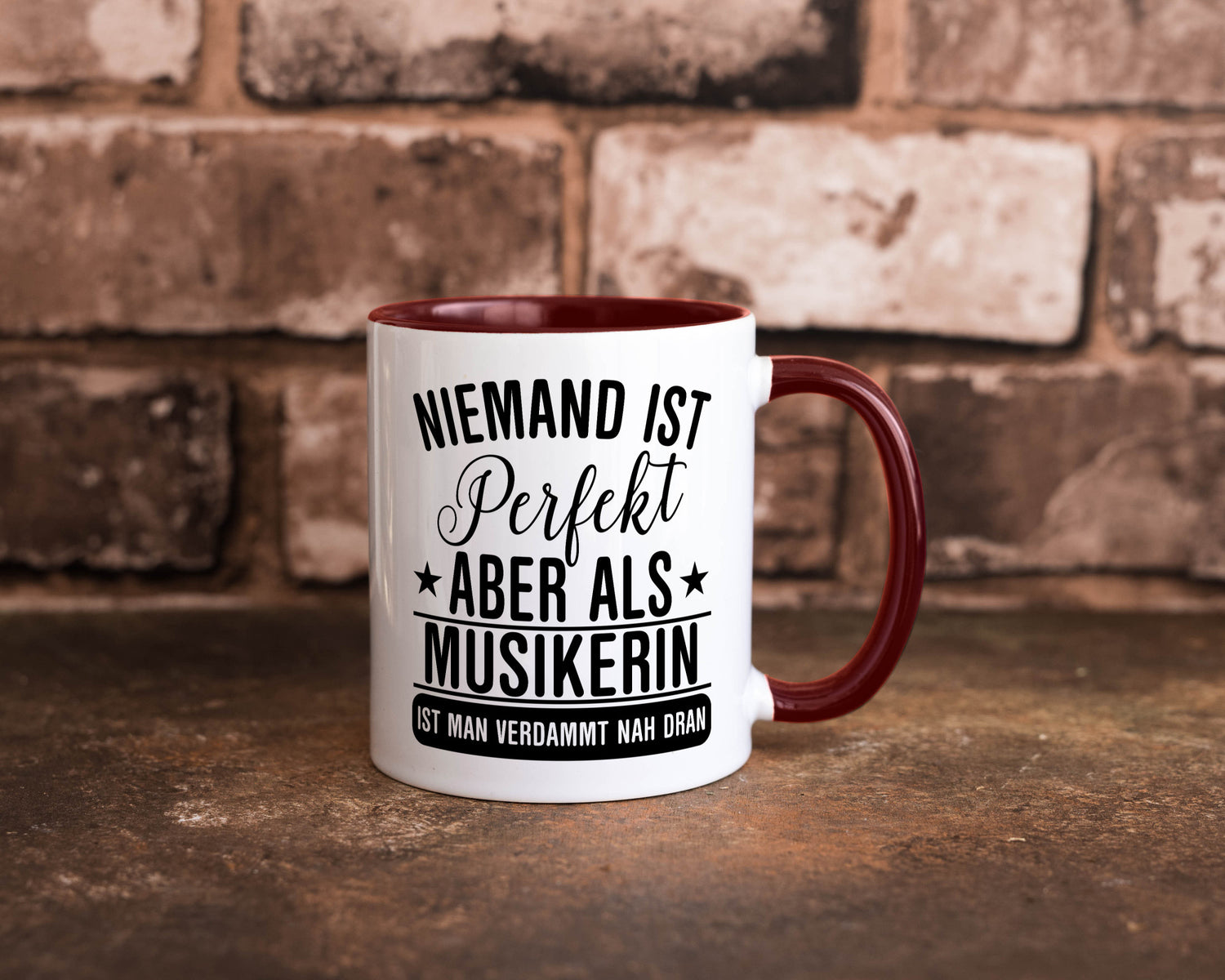 Verdammt nah dran: Musikerin | Musik Musikantin Geschenkidee Humor Tasse
