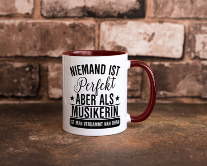 Verdammt nah dran: Musikerin | Musik Musikantin Geschenkidee Humor Tasse