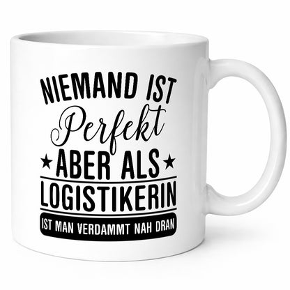 Verdammt nah dran: Logistikerin | Logistik Geschenkidee Humor Tasse
