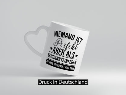 Verdammt nah dran: Schornsteinfeger | Kaminkehrer Geschenkidee Humor Tasse