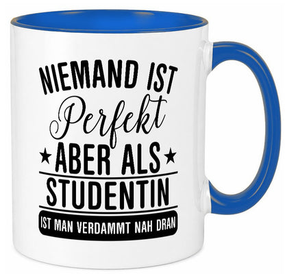 Verdammt nah dran: Studentin | Uni Studium Universität lustig Humor Tasse