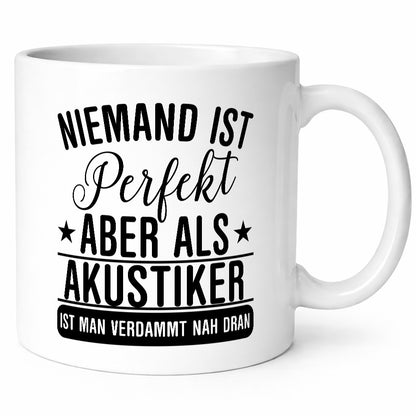 Verdammt nah dran: Akustiker | Akustik Hörgeräteakustik Humor Geschenkidee Tasse