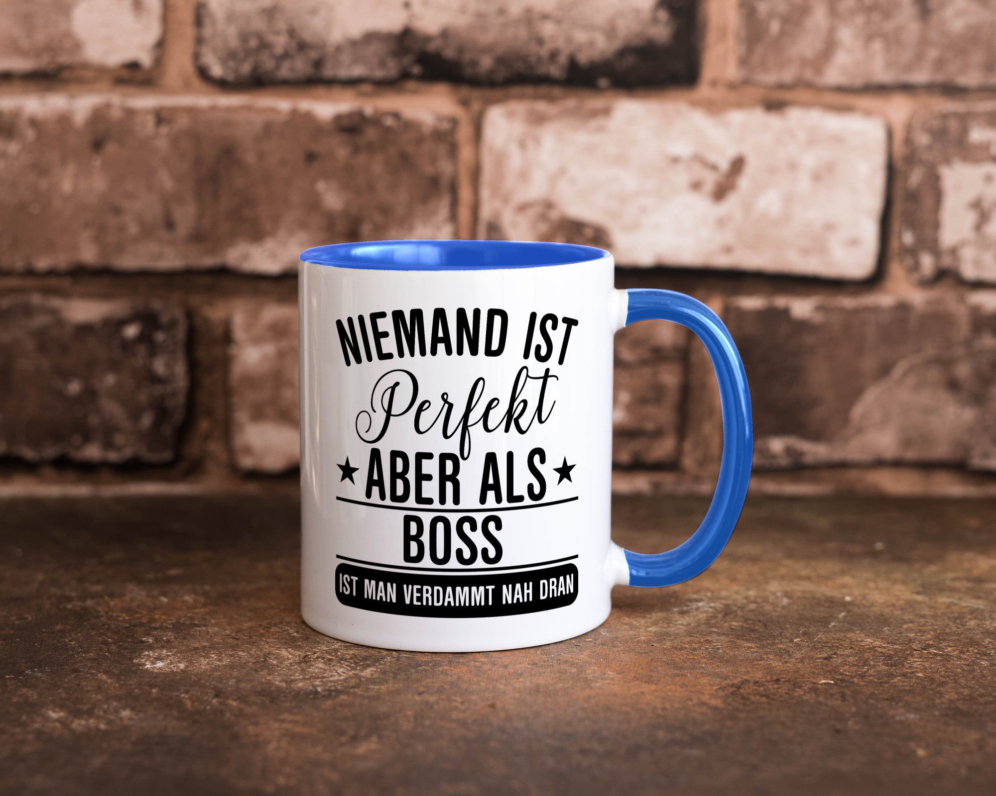 Verdammt nah dran: Boss | Führungskraft Vorgesetzter Humor Geschenkidee Tasse