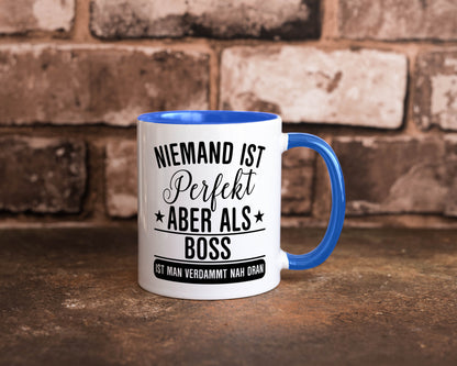 Verdammt nah dran: Boss | Führungskraft Vorgesetzter Humor Geschenkidee Tasse