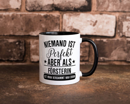 Verdammt nah dran: Försterin | Forst Arbeit Humor Kollegen Büro Geschenkidee Tasse