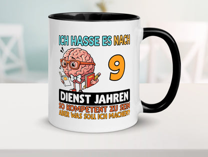 9 Dienstjahre | Arbeit Kompetent Humor Kollegen Büro Geschenkidee Tasse