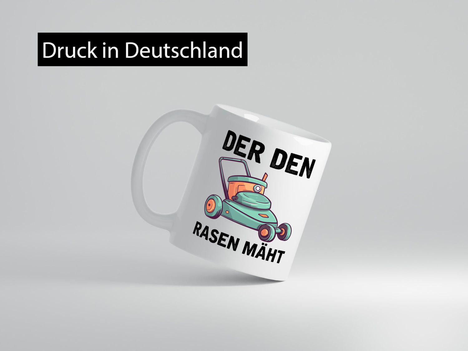 Der den Rasen Mäht | Rasenmäher Geschenkidee Humor Tasse