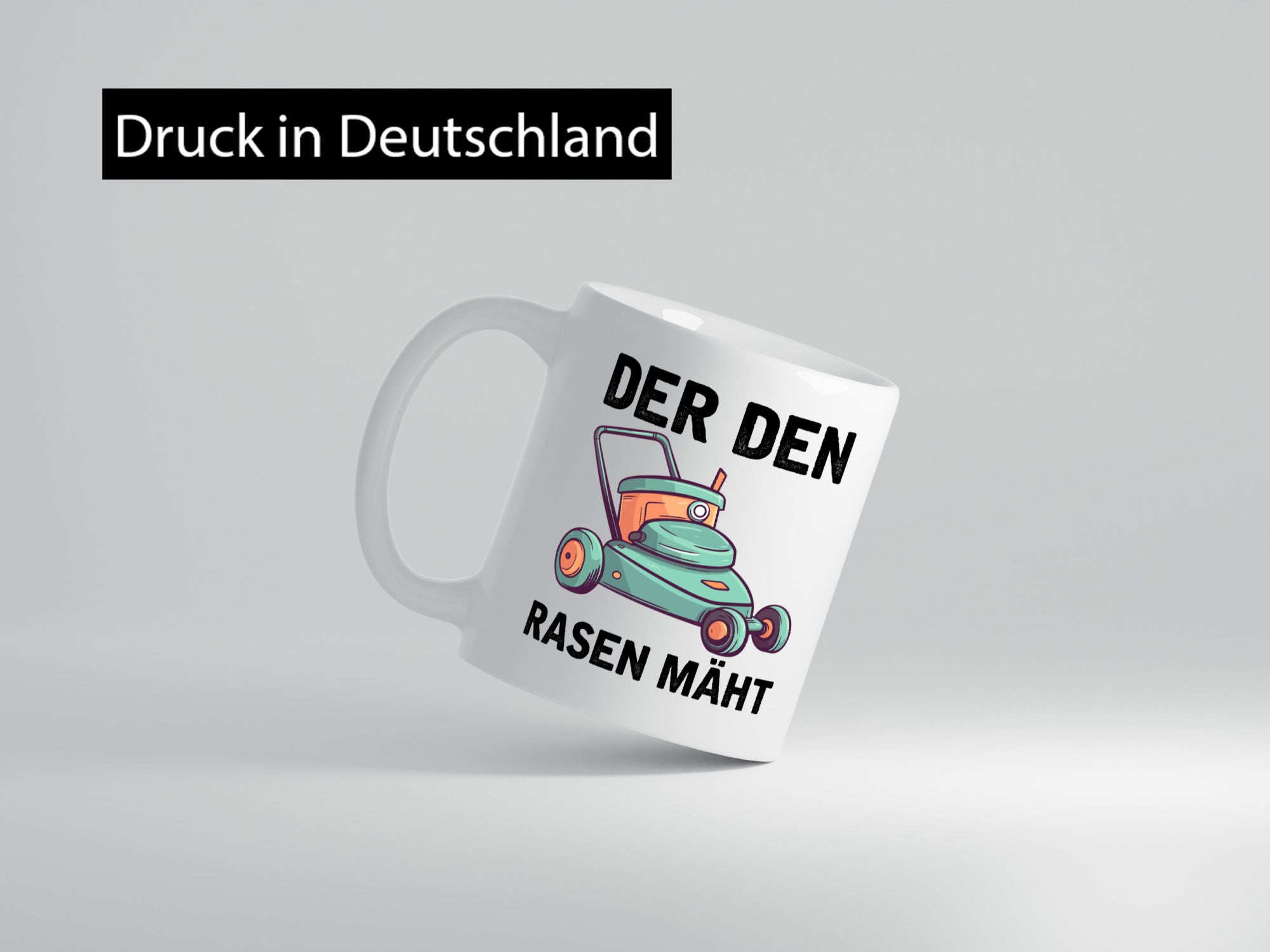 Der den Rasen Mäht | Rasenmäher Geschenkidee Humor Tasse