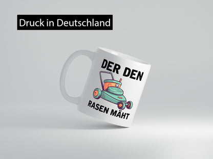 Der den Rasen Mäht | Rasenmäher Geschenkidee Humor Tasse