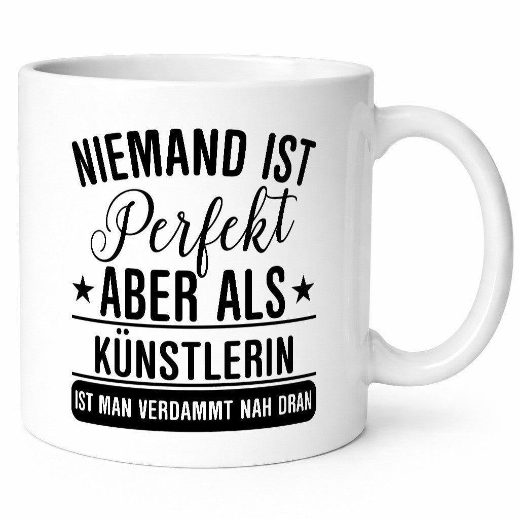 Verdammt nah dran: Künstlerin| Kunst lustiger Spruch Geschenk Humor