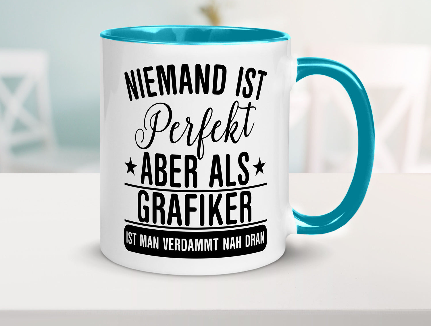 Verdammt nah dran: Grafiker | Grafik Design Humor Geschenkidee Tasse