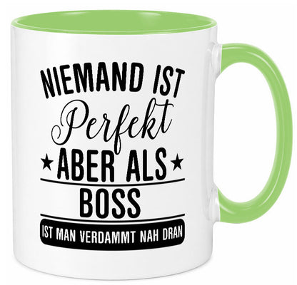 Verdammt nah dran: Boss | Führungskraft Vorgesetzter Humor Geschenkidee Tasse
