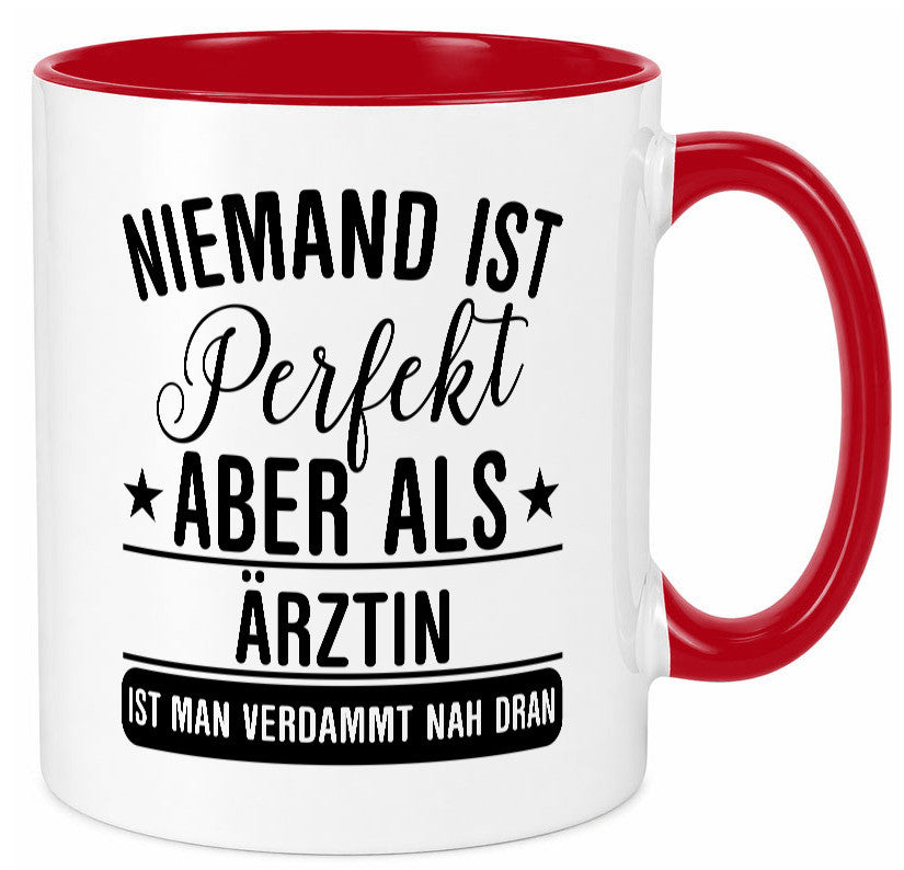 Verdammt nah dran: Ã„rztin | Medizin Doktorin Fachärztin Geschenkidee Humor Tasse