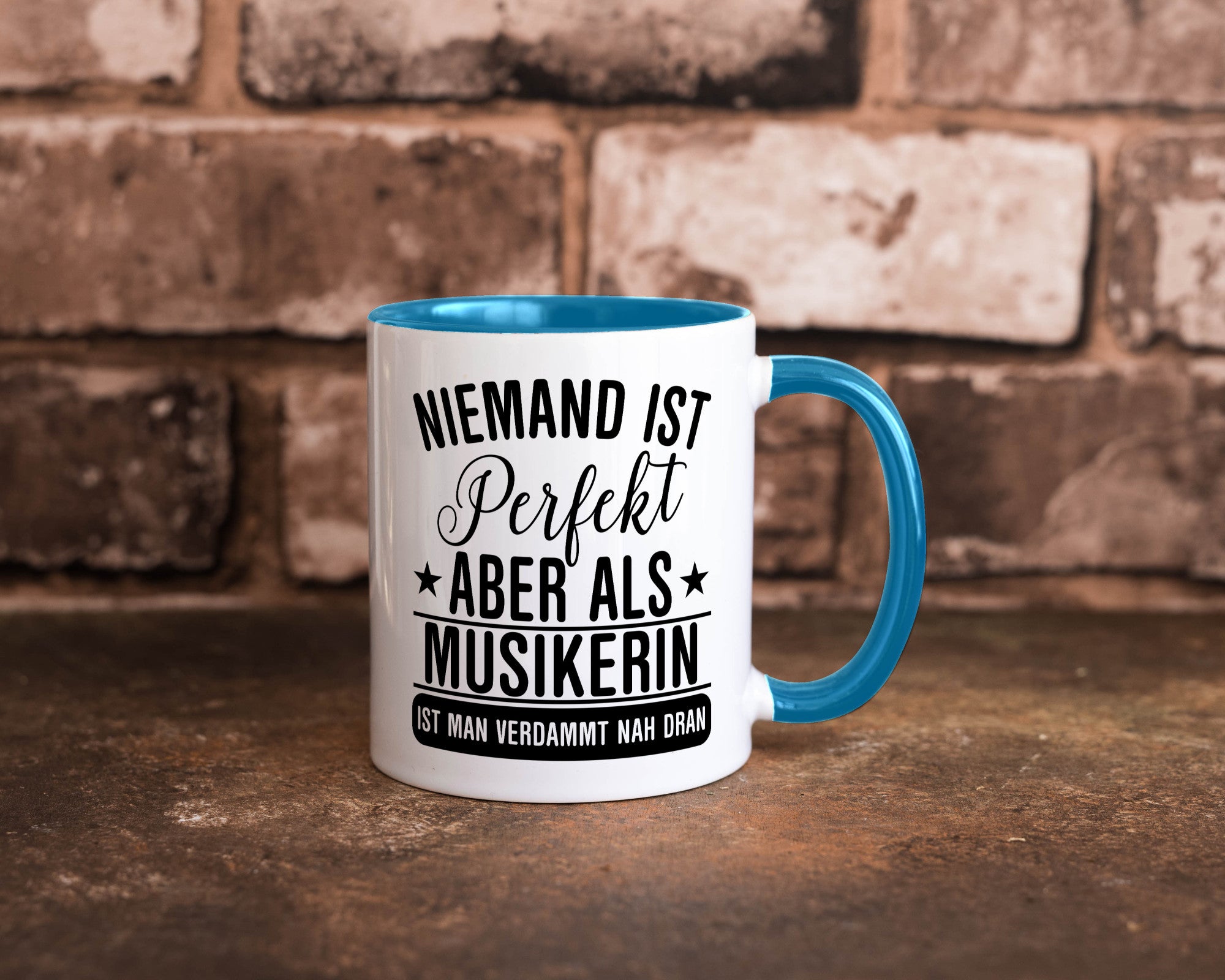 Verdammt nah dran: Musikerin | Musik Musikantin Geschenkidee Humor Tasse