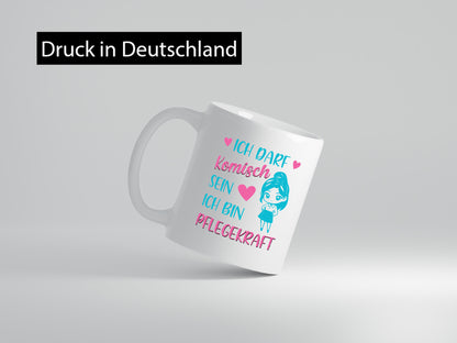 Ich darf komisch sein | Pflegekraft Geschenkidee Humor Tasse