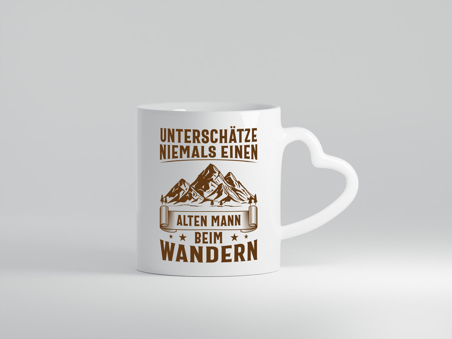Unterschätze keinen alten Mann beim Wandern | Gebirge Geschenkidee Humor Tasse