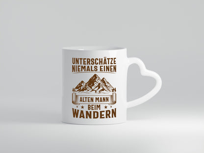 Unterschätze keinen alten Mann beim Wandern | Gebirge Geschenkidee Humor Tasse