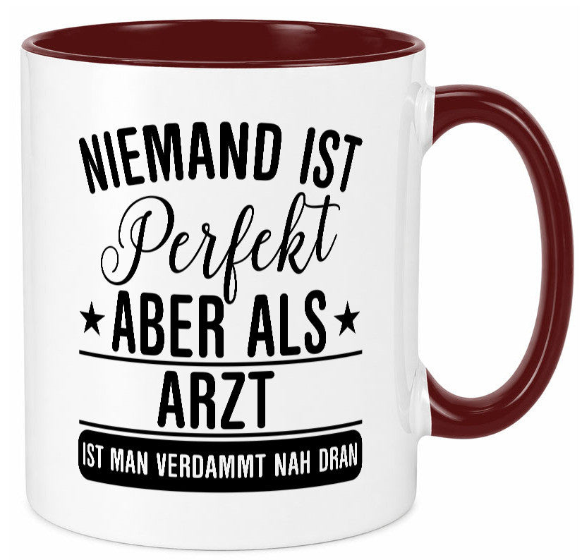 Verdammt nah dran: Arzt | Medizin Doktor Facharzt lustiger Spruch Geschenk Tasse