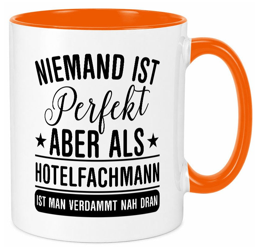 Verdammt nah dran: Hotelfachmann |Hotel Geschenk Humor Geschenkidee lustiger Tasse