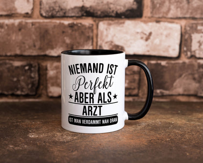 Verdammt nah dran: Arzt | Medizin Doktor Facharzt lustiger Spruch Geschenk Tasse