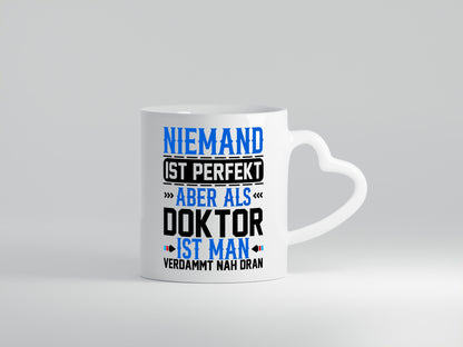Niemand ist Perfekt | Doktor Verdammt nah dran lustiger Spruch Geschenk Humor