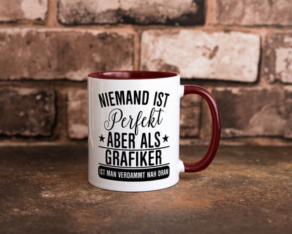 Verdammt nah dran: Grafiker | Grafik Design Humor Geschenkidee Tasse