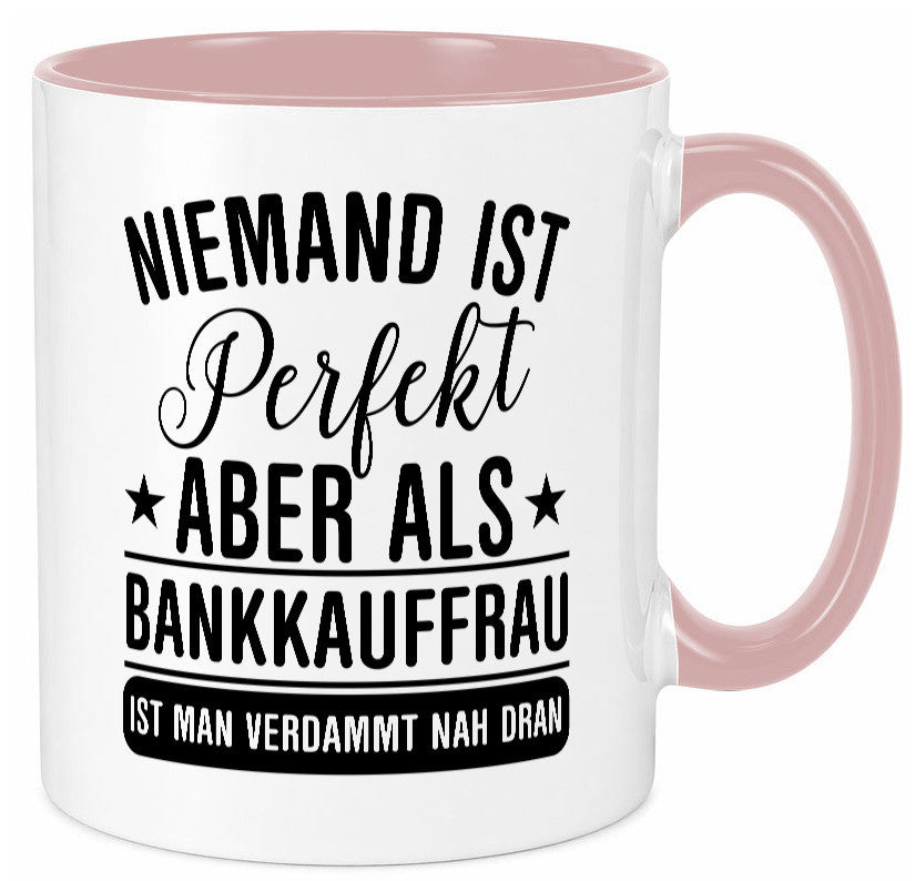 Verdammt nah dran: Bankkauffrau | Kauffrau Bank Kaufleute Geschenkidee Humor