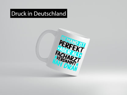 Niemand ist perfekt | Facharzt Ärzte Selbstbewusst Humor Geschenkidee Tasse