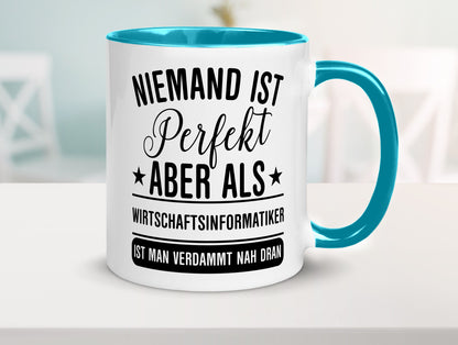Verdammt nah dran: Wirtschaftsinformatiker | Informatik Humor Geschenkidee Tasse