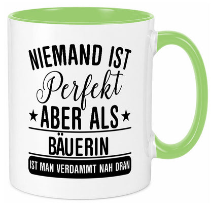 Verdammt nah dran: Bäuerin | Bauernhof Landwirtschaft lustiger Spruch Geschenk