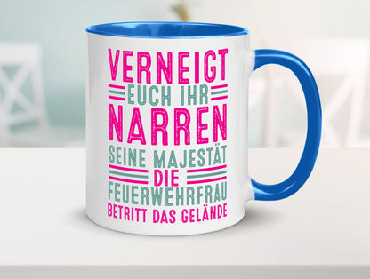 Verneigt euch: Feuerwehrfrau | Feuerwehr v2 Geschenkidee Humor Tasse